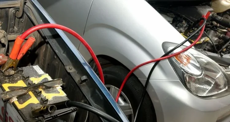 Kenapa ada bunyi percikan saat memasang kabel negatif aki?