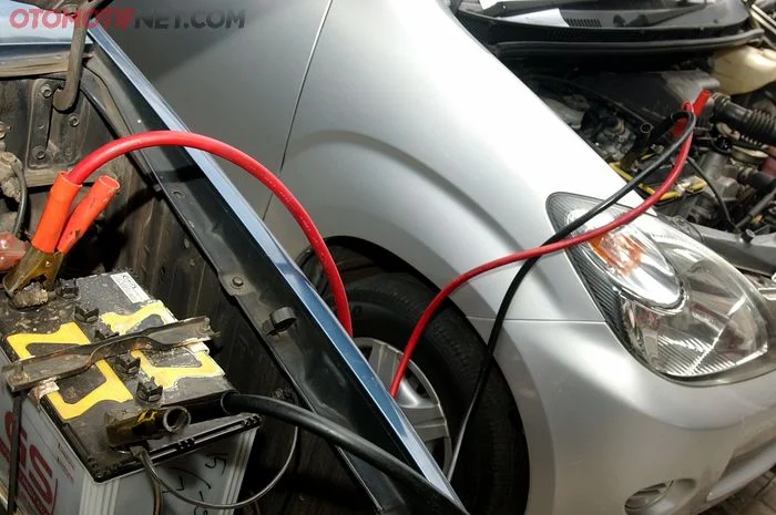 Kenapa ada bunyi percikan saat memasang kabel negatif aki?