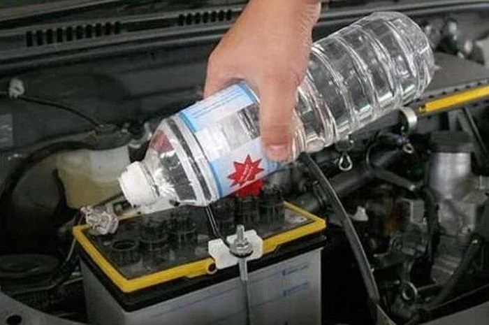 Kenapa air aki mobil basah sering meluap dan bikin karat?