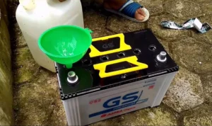 Langkah‑langkah detail cara mengisi air aki zuur pertama kali sebelum dipasang