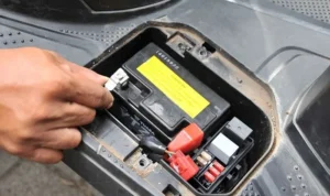 Langkah‑langkah membersihkan kutub aki dengan aman