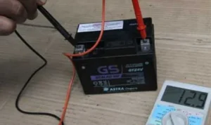 Mengapa penting melakukan cara cek voltase aki baru sebelum dipasang?