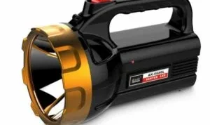 Rekomendasi senter terbaik untuk membantu ganti aki mobil