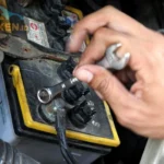 Tanda kabel massa aki mobil rusak atau kendor: Gejala yang Harus Diketahui