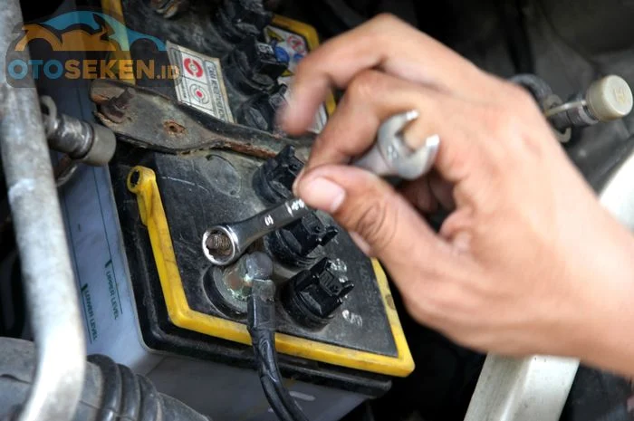 Tanda kabel massa aki mobil rusak atau kendor: Gejala yang Harus Diketahui