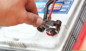 Tips keamanan tambahan saat membersihkan terminal aki