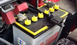 Tips menghindari penipuan aki mobil rekondisi (aki bekas dicat baru)