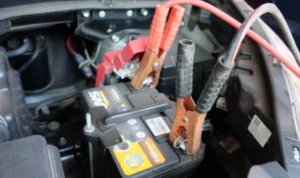 Tips penting agar proses bantuan arus dengan kabel jumper tidak merusak sistem mobil
